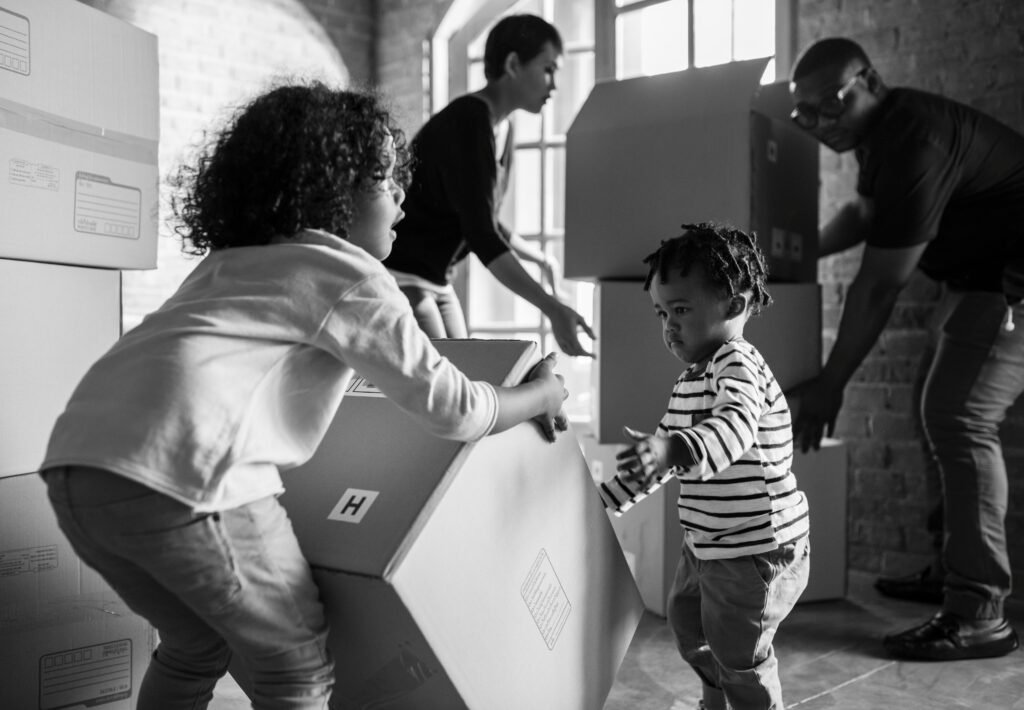Família brasileira saindo do aluguel e entrando no primeiro apartamento próprio com apoio do Minha Casa Minha Vida em Águas Lindas
