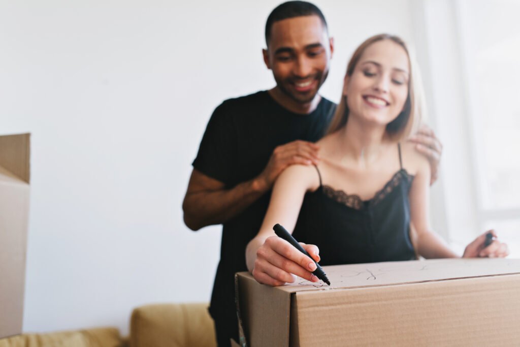 Família organizando mudança para o primeiro apartamento próprio em Águas Lindas