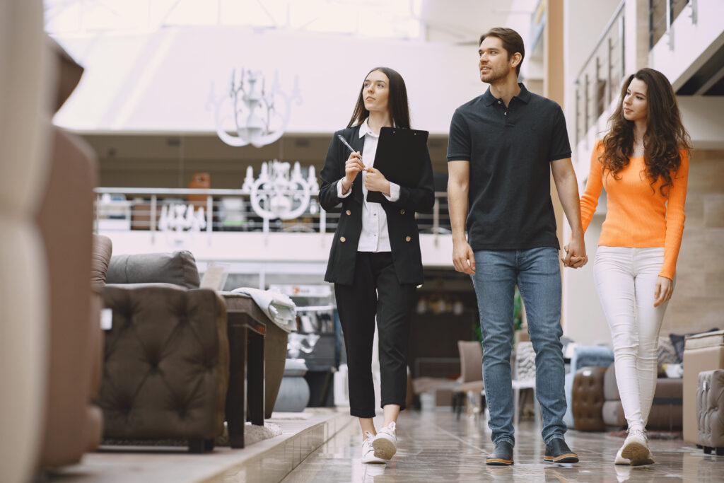 Família avaliando opções antes de fechar financiamento imobiliário