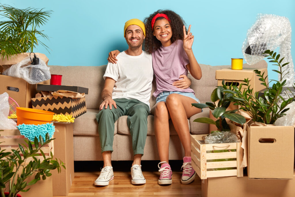 Casal assinando compra do primeiro apartamento em Águas Lindas de Goiás com apoio da Rebrascon