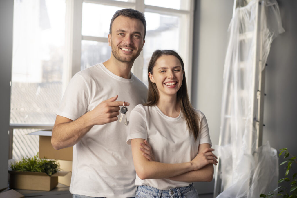 Família recebendo chaves do primeiro apartamento Minha Casa Minha Vida em Águas Lindas de Goiás