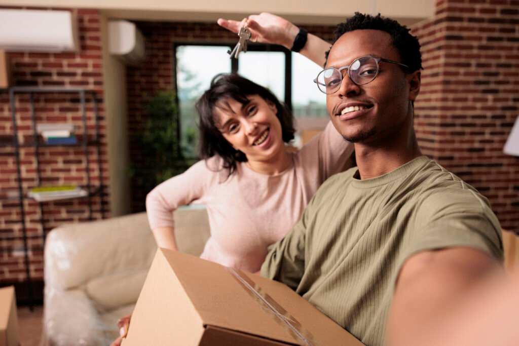 Casal celebrando a compra do apartamento com chaves da casa própria pelo programa Minha Casa Minha Vida em Águas Lindas de Goiás